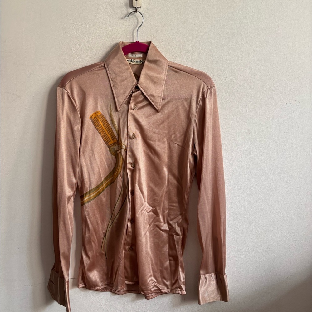 Nik Nik vintage nylon 70s button up with exageratted collar. Size M.